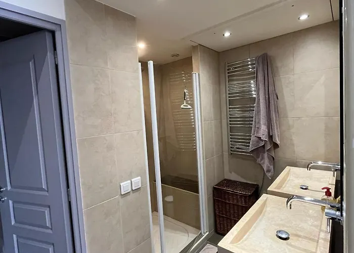 Dans Le Quartier Historique Du Suquet Ideal Congres Et