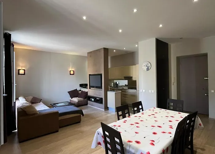 Dans Le Quartier Historique Du Suquet Ideal Congres Et